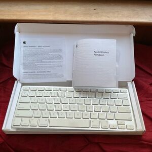 Apple Wireless Keyboard in Silver and White